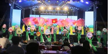 Chương trình nghệ thuật đặc sắc qua phần biểu diễn của các nghệ sĩ, diễn viên đến từ Trung tâm Văn hoá Nghệ thuật tỉnh An Giang.