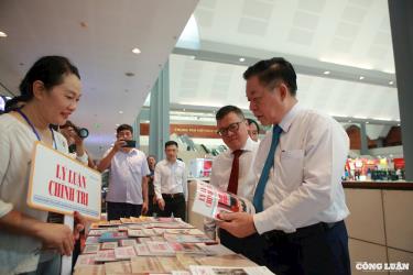 Trưởng ban Tuyên giáo và Dân vận Trung ương Nguyễn Trọng Nghĩa và Chủ tịch Hội Nhà báo Việt Nam Lê Quốc Minh thăm gian trưng bày của Tạp chí Lý luận chính trị