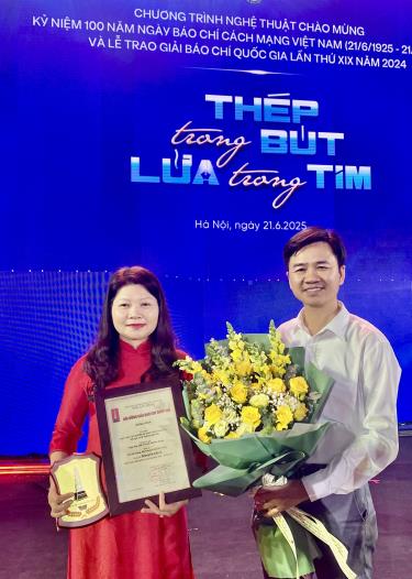 Đại diện lãnh đạo Hội Nhà báo tỉnh tặng hoa chúc mừng hội viên Chi hội Nhà báo Báo Bắc Giang đoạt giải Khuyến khích