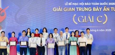 Đại diện lãnh đạo Hội Nhà báo tỉnh Bắc Giang (người đứng thứ 5 từ phải sang) lên nhận Bằng chứng nhận