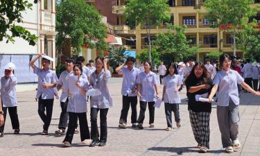 Thí sinh hoàn thành bài thi môn Ngữ văn tại điểm thi Trường Trung học phổ thông Ngô Sĩ Liên (thành phố Bắc Giang).