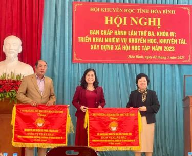 Hội KH Cao Phong nhận cờ của TW Hội năm 2023