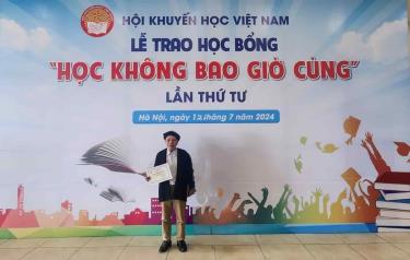 Ảnh: Ông Lý Văn Hềnh dự lễ nhận học bổng 