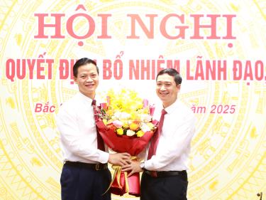 Đồng chí Vương Quốc Tuấn tặng hoa tri ân và chúc mừng đồng chí Nguyễn Việt Oanh chuyển sang giữ cương vị mới.