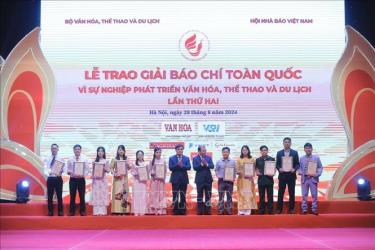 Lễ trao Giải Báo chí toàn quốc “Vì sự nghiệp phát triển Văn hóa, Thể thao và Du lịch” lần thứ hai. Ảnh tư liệu: Minh Quyết/TTXVN