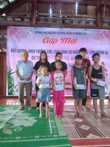 Ông Ngần Văn Cao, trưởng dòng họ Ngần Luông trao thưởng cho cho các em học sinh giỏi năm học 2023-2024