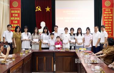 Ảnh: Lãnh đạo Hội Khuyến học tỉnh và đại diện Khối thi đua số 3 trao thưởng cho học sinh tiêu biểu năm học 2023 - 2024.