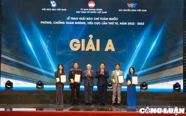 Trưởng Ban Tuyên giáo Trung ương Nguyễn Trọng Nghĩa và Chủ tịch Ủy ban Trung ương Mặt trận Tổ quốc Việt Nam Đỗ Văn Chiến trao Giải A cho các tác giả, nhóm tác giả ở mùa giải lần thứ 4.