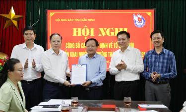 Lãnh đạo Sở Nội vụ trao quyết định hợp nhất Hội Nhà báo tỉnh Bắc Giang và tỉnh Bắc Ninh (cũ) thành Hội Nhà báo tỉnh Bắc Ninh.