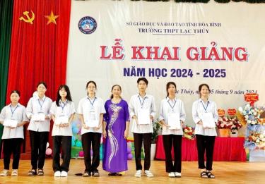 Bà: Đỗ Thị Nguồn - CT HKH huyện Lạc Thủy trao học bổng XP cho học sinh trường THPT Lạc Thủy, tỉnh Hòa Bình.