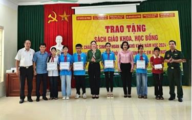 Ảnh: Các đ/c Lãnh đạo Ban, Ngành cùng BCH Quân sự huyện Cao Phong tặng quà cho học sinh