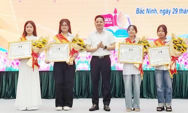 Ông Khổng Đức Thanh trao giải A cho các thí sinh.